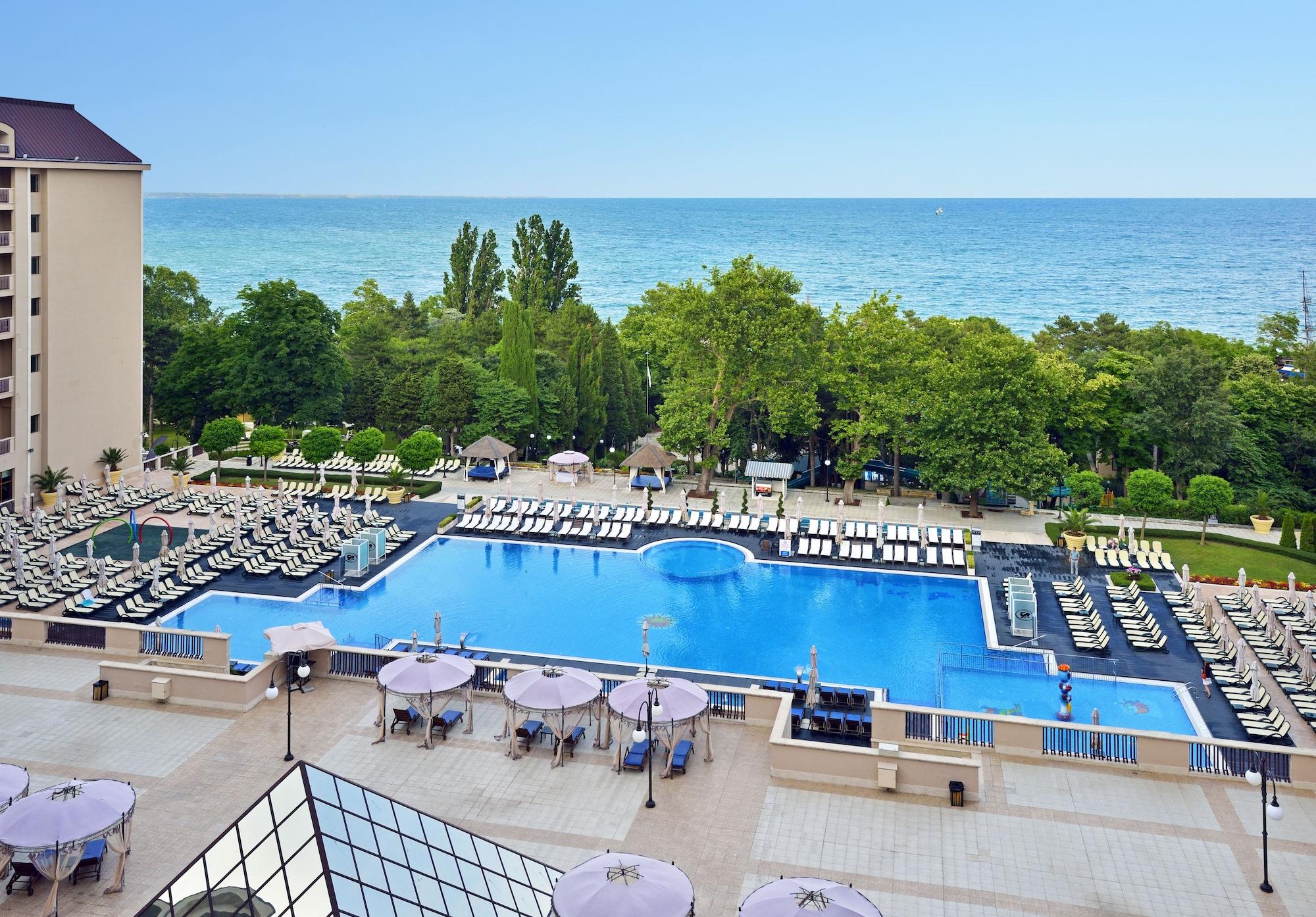 ホテル メリア グランド エルミタージュ ゴールデンサンド エクステリア 写真 The swimming pool at the hotel