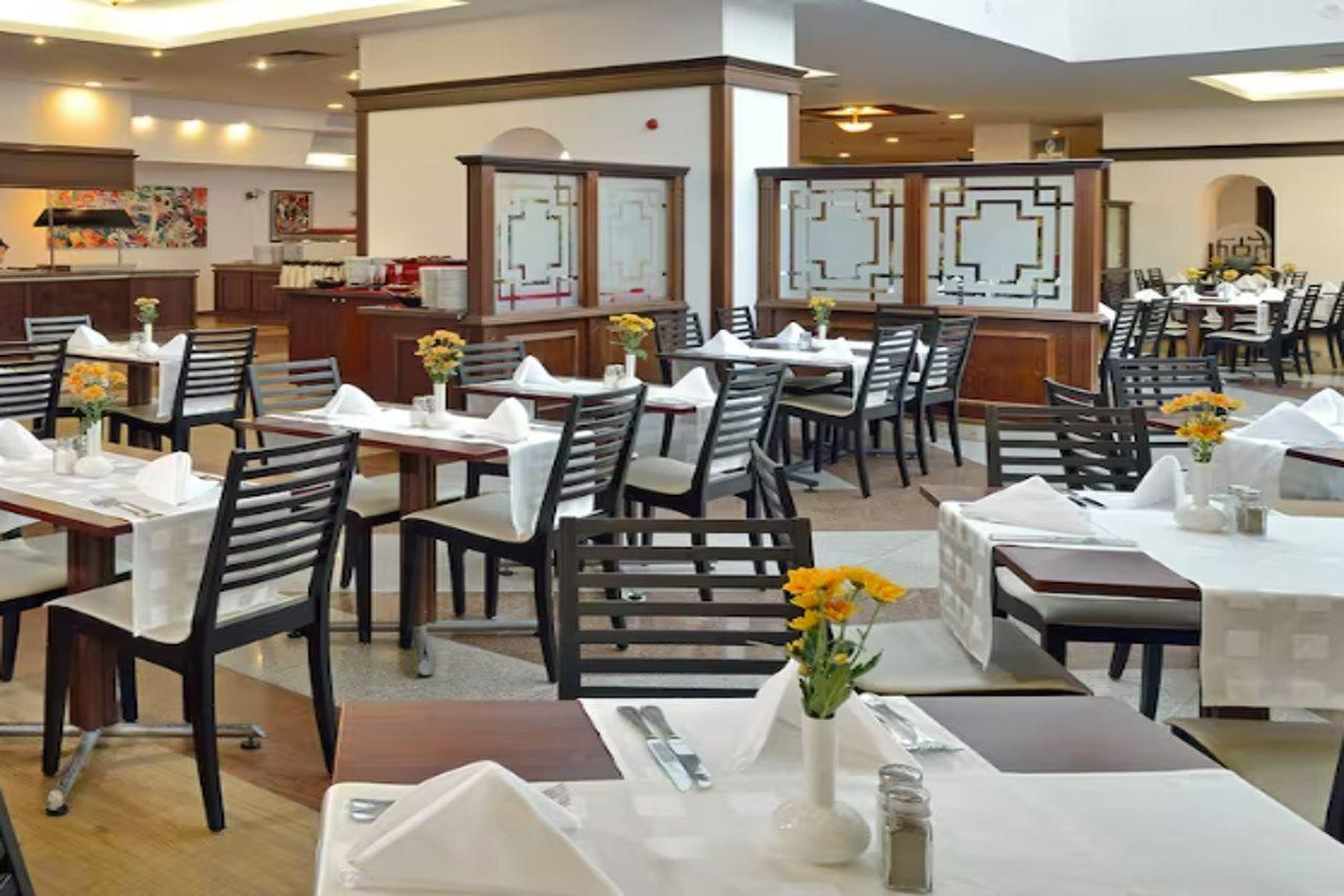 ホテル メリア グランド エルミタージュ ゴールデンサンド エクステリア 写真 The restaurant