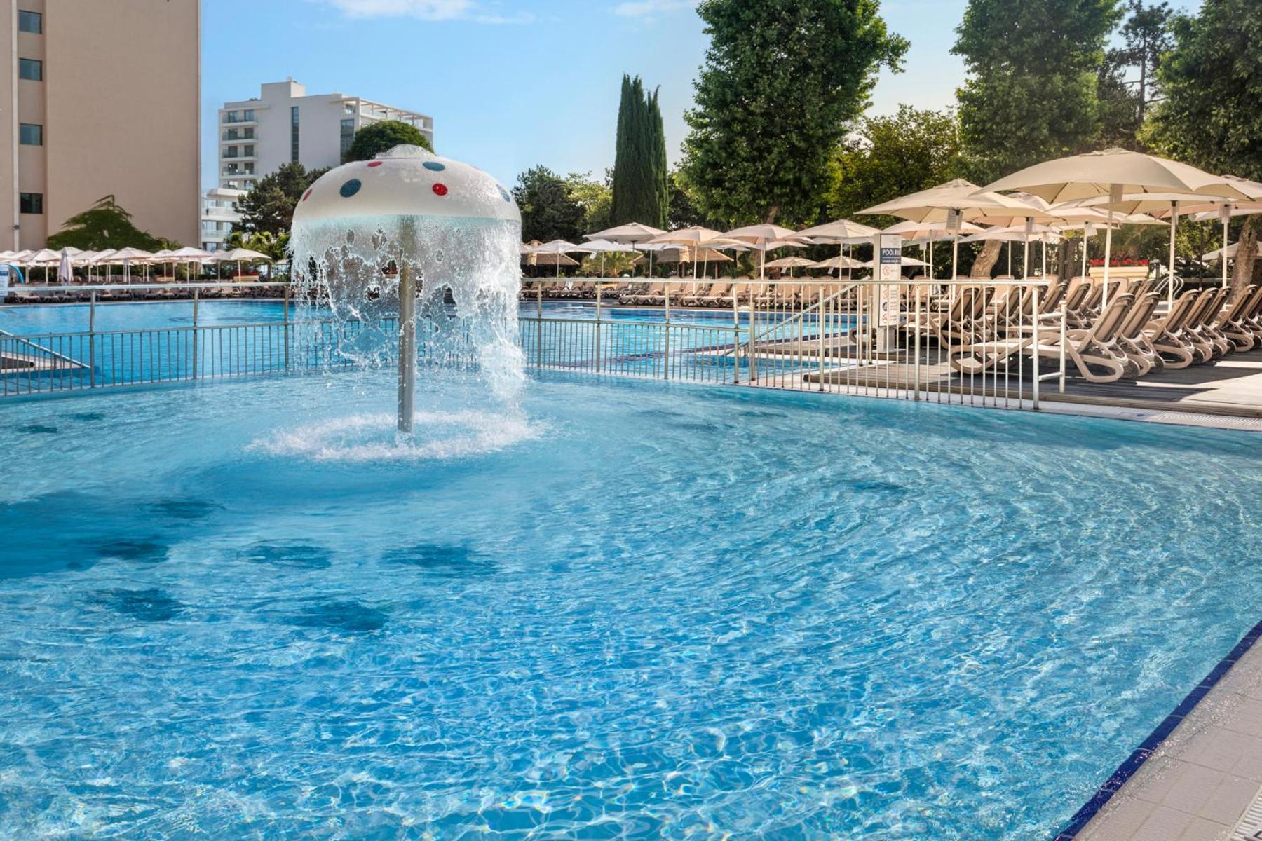ホテル メリア グランド エルミタージュ ゴールデンサンド エクステリア 写真 The swimming pool at the hotel