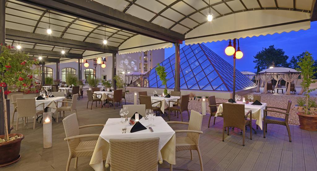 ホテル メリア グランド エルミタージュ ゴールデンサンド エクステリア 写真 Restaurant at the Louvre