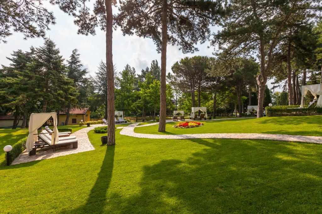 ホテル メリア グランド エルミタージュ ゴールデンサンド エクステリア 写真 The park of the hotel