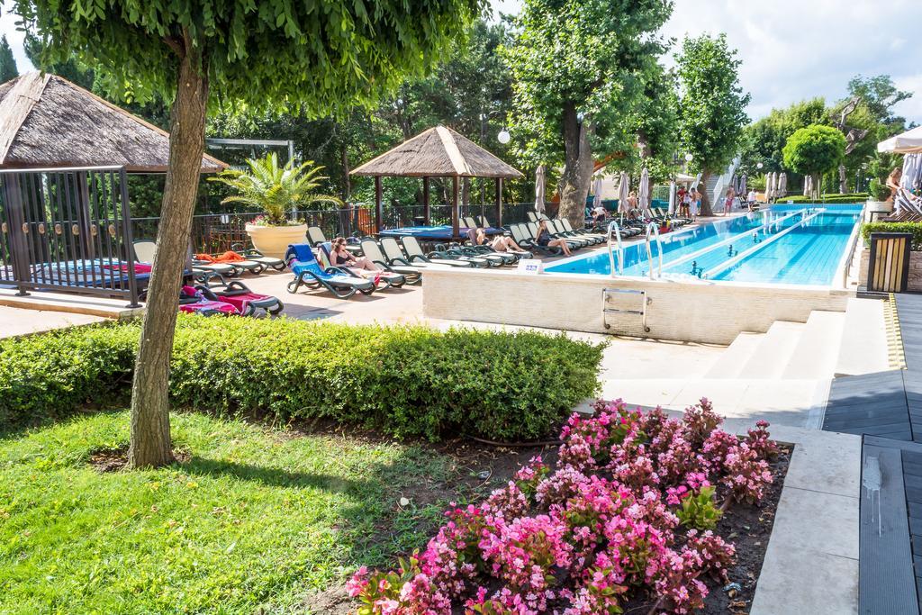 ホテル メリア グランド エルミタージュ ゴールデンサンド エクステリア 写真 The swimming pool at the hotel