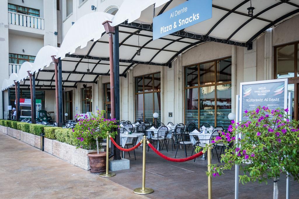 ホテル メリア グランド エルミタージュ ゴールデンサンド エクステリア 写真 The Atrium Bar and Snacks