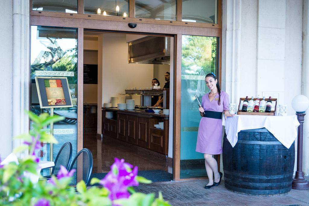 ホテル メリア グランド エルミタージュ ゴールデンサンド エクステリア 写真 A hostess at the entrance of a restaurant