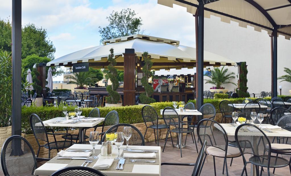 ホテル メリア グランド エルミタージュ ゴールデンサンド エクステリア 写真 The restaurant's terrace