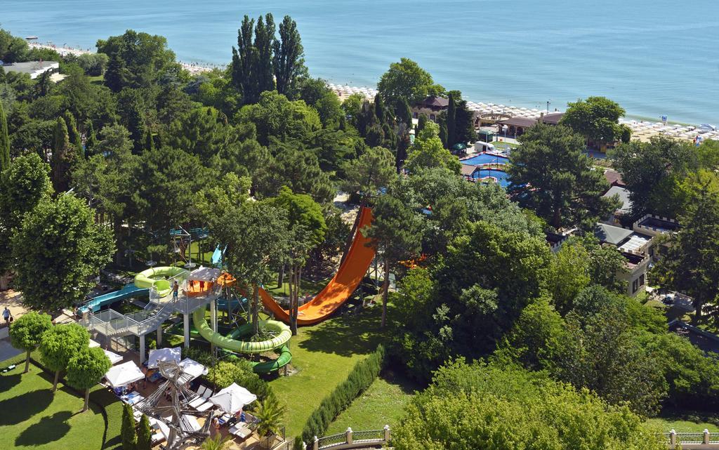 ホテル メリア グランド エルミタージュ ゴールデンサンド エクステリア 写真 Aerial view of the park