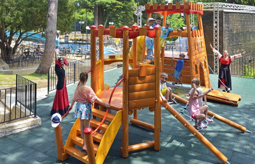ホテル メリア グランド エルミタージュ ゴールデンサンド エクステリア 写真 Playground in the park