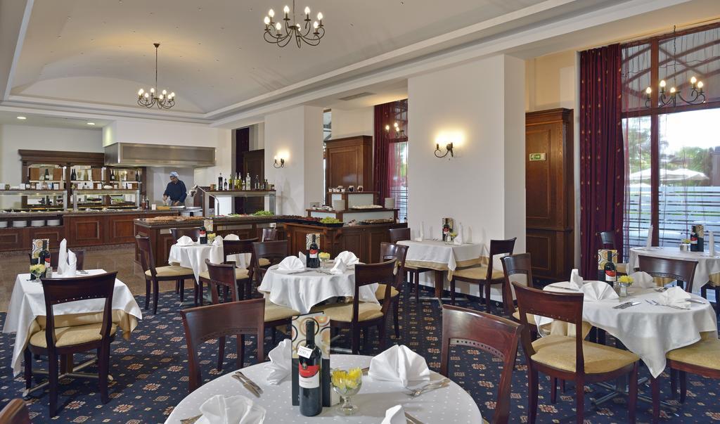 ホテル メリア グランド エルミタージュ ゴールデンサンド エクステリア 写真 The restaurant
